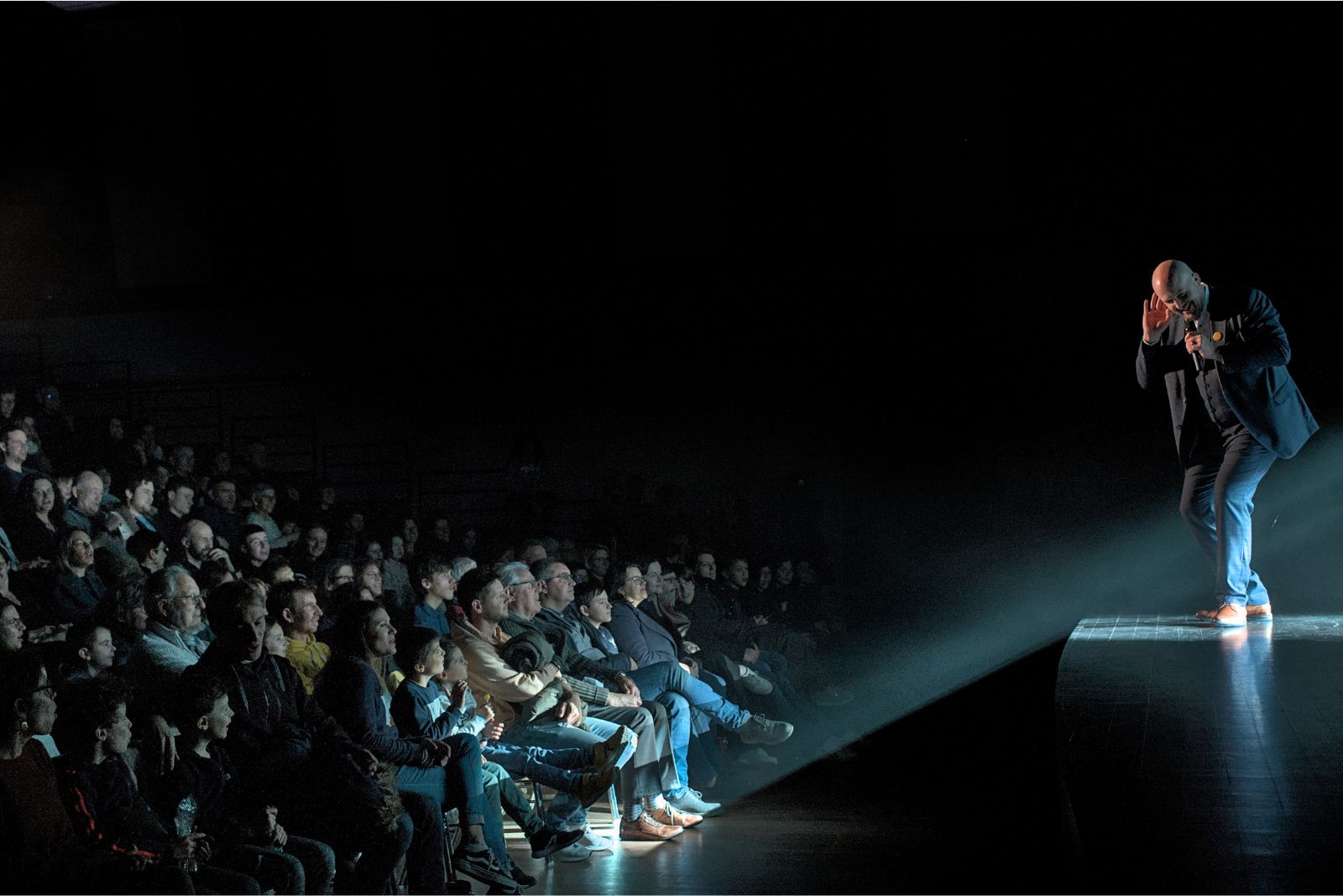Draco interpelle le public lors de la présentation d'un spectacle